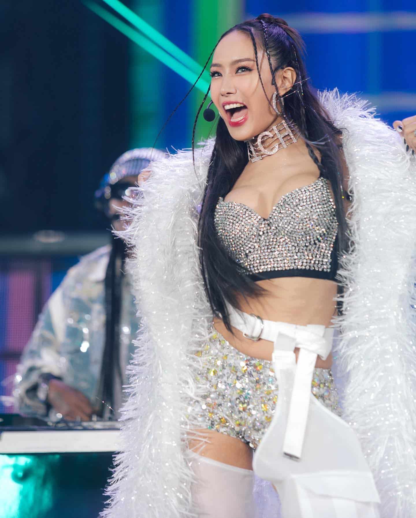 เด็บบี้ บาซู นักร้องตัวแม่สุดแซ่บ ยุค 90 สวย หุ่นเซ็กซี่สุดว้าว 4