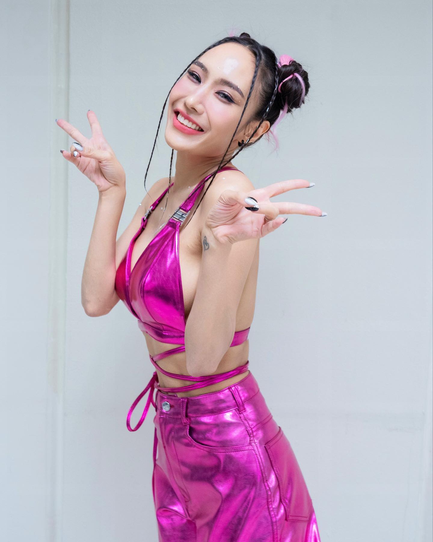 เด็บบี้ บาซู นักร้องตัวแม่สุดแซ่บ ยุค 90 สวย หุ่นเซ็กซี่สุดว้าว 7